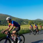 Participants sur la route avec en fond les montagnes basques